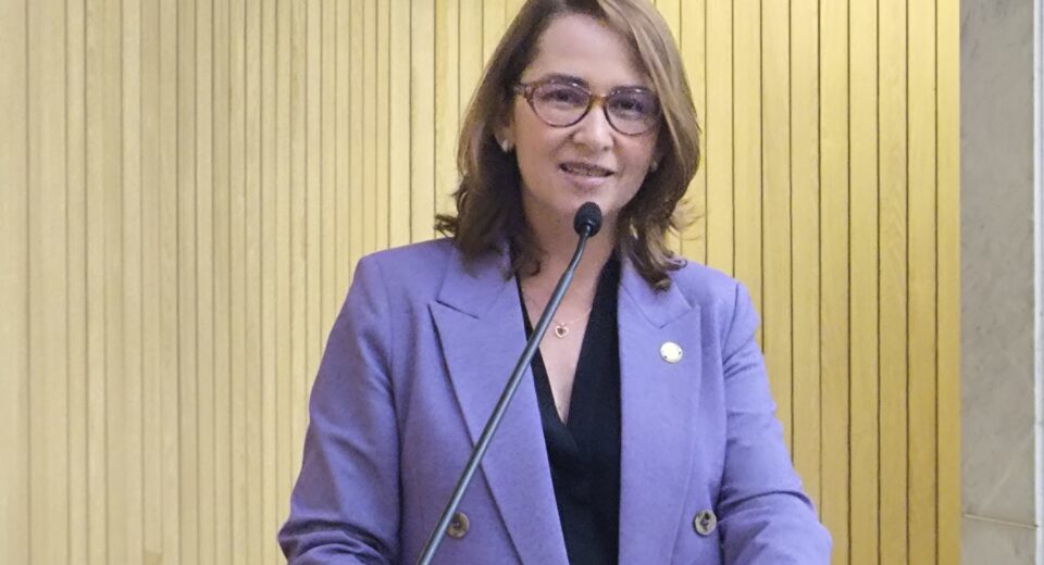 Deputada Débora Almeida