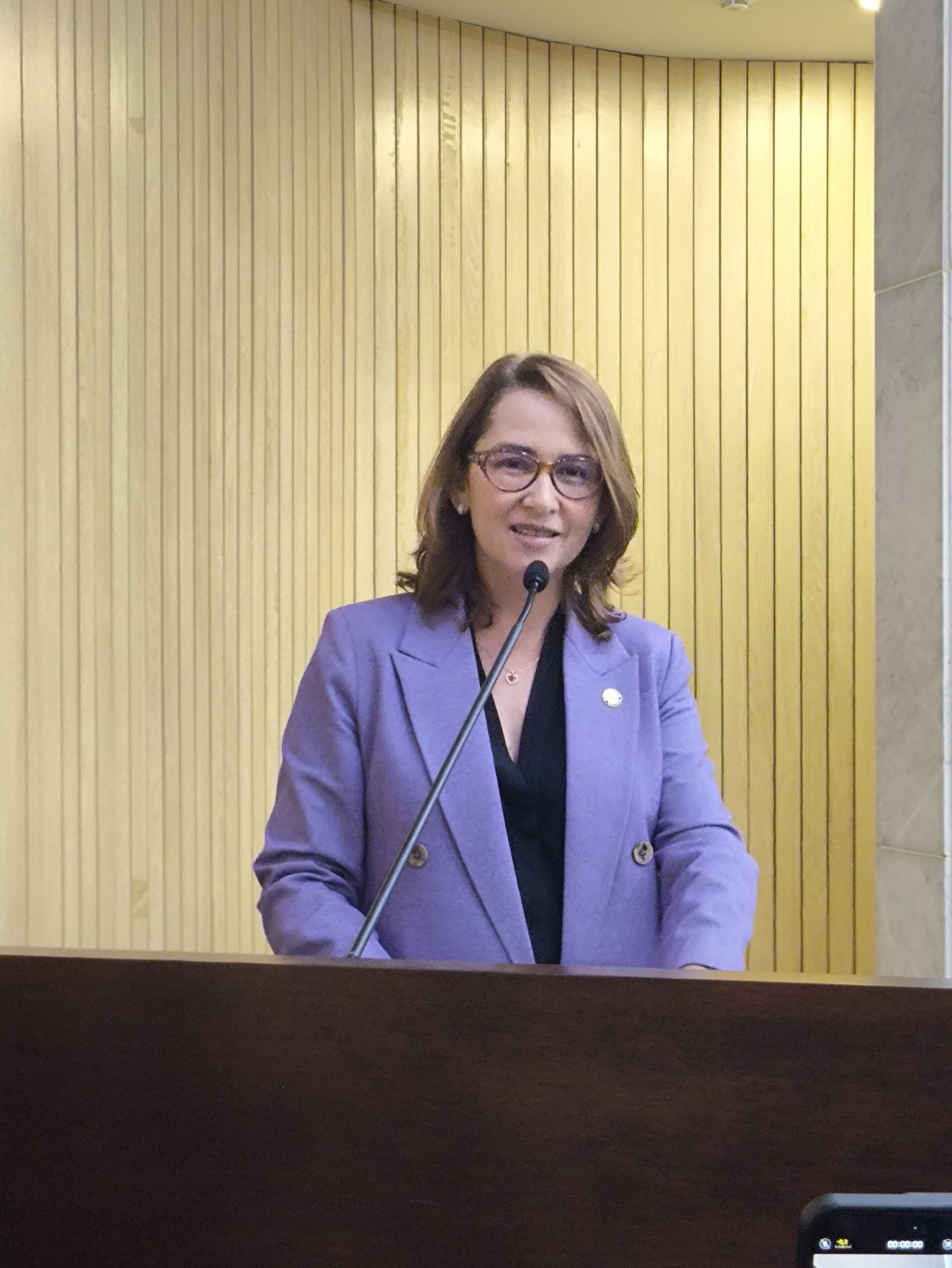 Deputada Débora Almeida